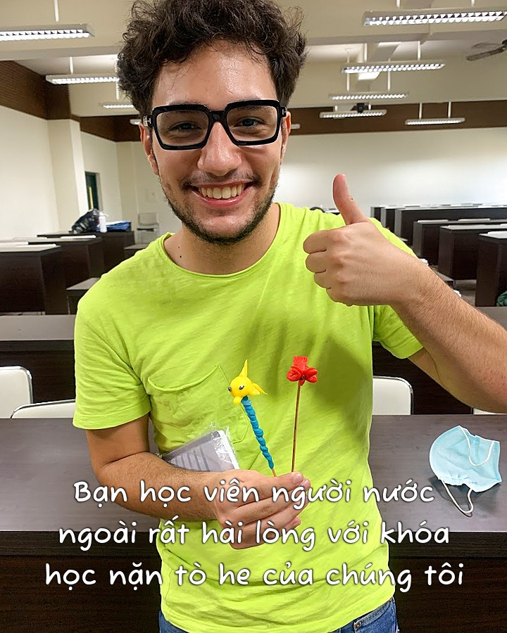 Bạn học viên người nước ngoài rất hài lòng với khóa học nặn tò he của chúng tôi