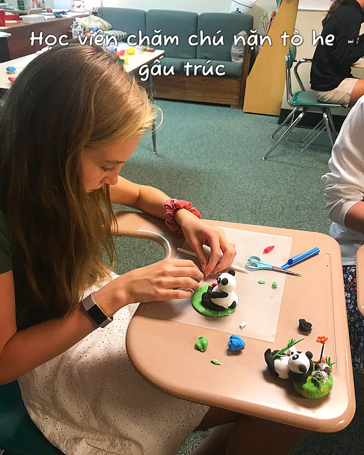 Học viên chăm chú nặn tò he gấu trúc