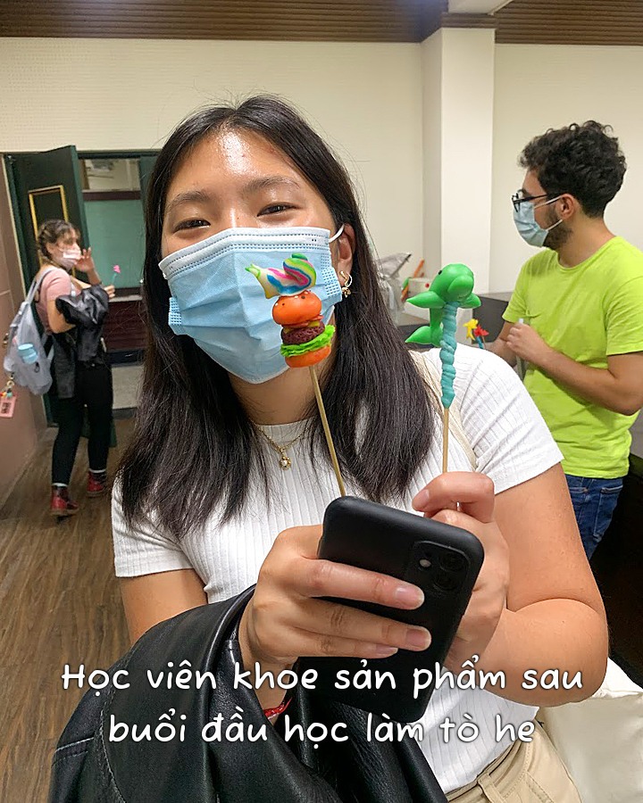 Học viên khoe sản phẩm sau buổi đầu học làm tò he