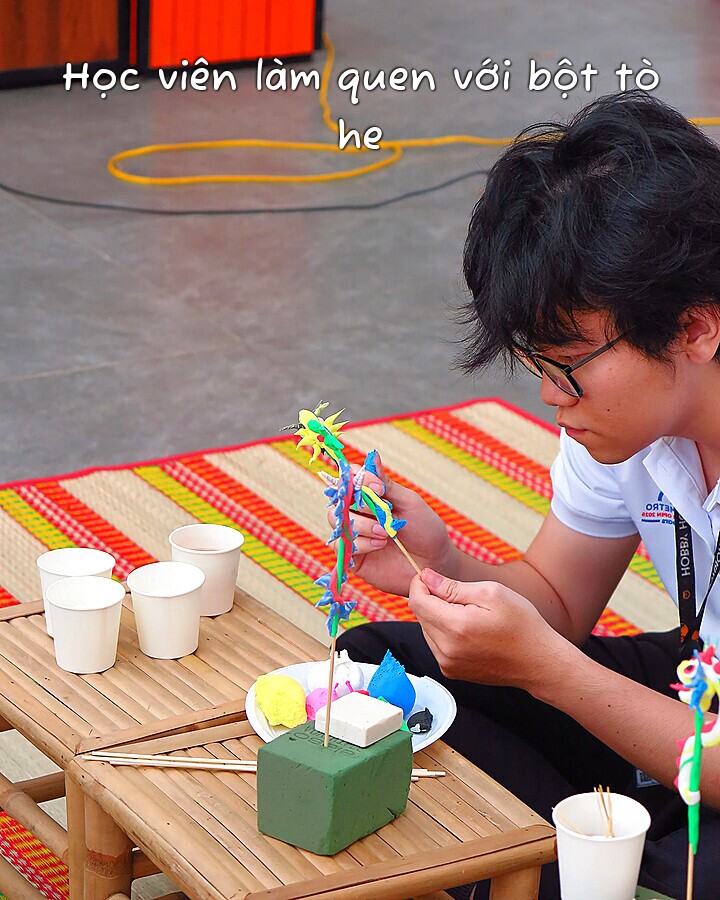 Học viên làm quen với bột tò he