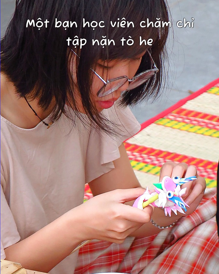 Một bạn học viên chăm chỉ tập nặn tò he