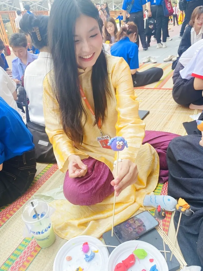 Khoảnh khắc một bạn nữ sinh vui vẻ khoe thành phẩm tò he trong tà áo dài truyền thống Việt Nam