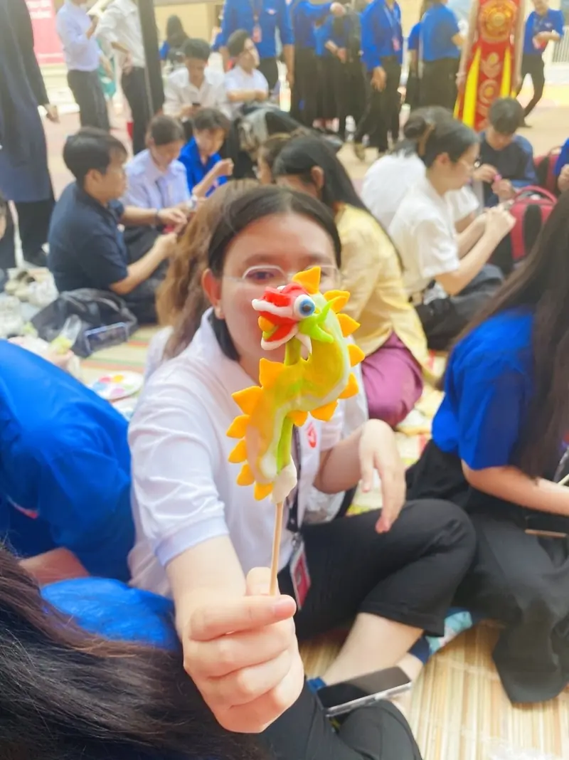 Một bạn sinh viên khác cũng đã hoàn thành sản phẩm tò he hình con rồng sặc sỡ do mình tự tay nặn
