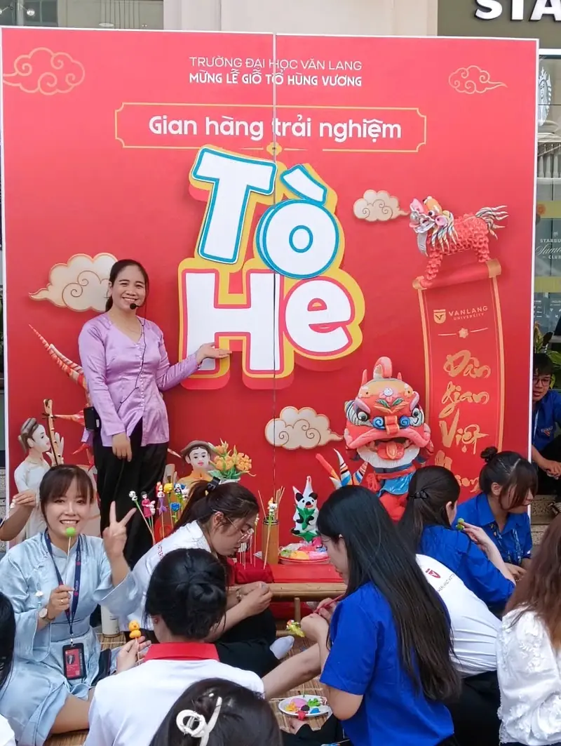 Nghệ nhân Hà Tho cùng các bạn sinh viên tại Gian hàng Trải Nghiệm Tò He