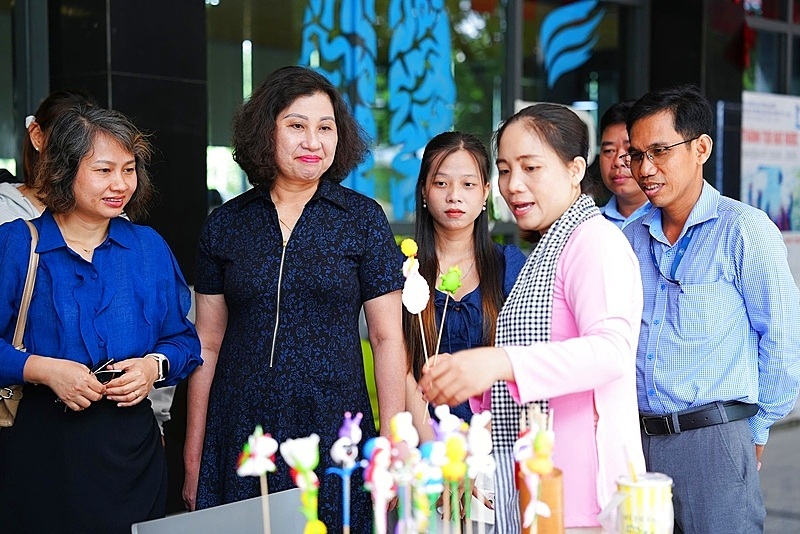 Nghệ nhân Hà Tho (áo hồng) đang giới thiệu nghệ thuật nặn tò he cho quý thầy cô cùng các bạn sinh viên tại sự kiện