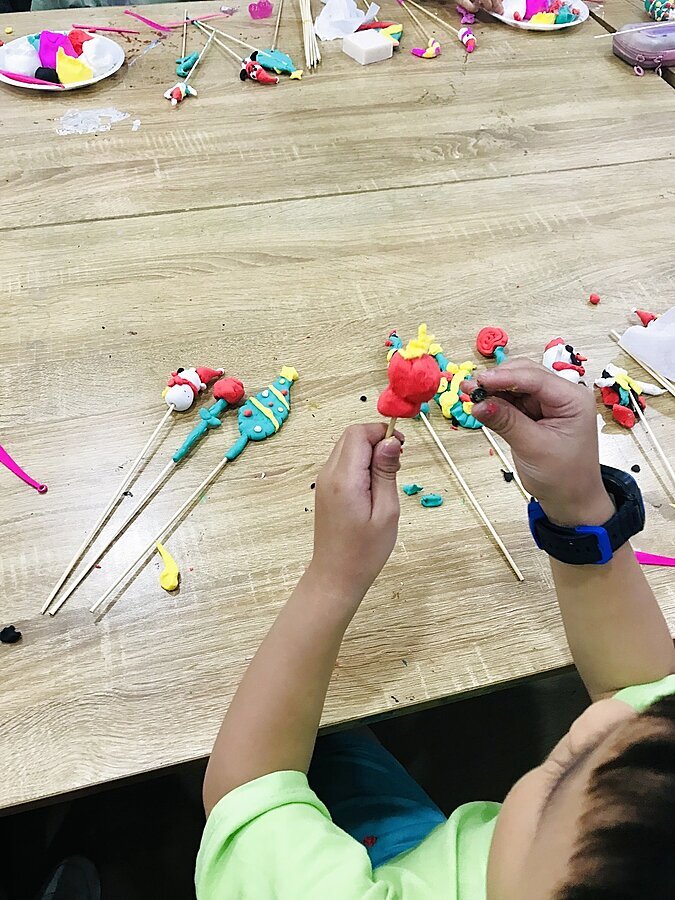 Em nhỏ chăm chú trải nghiệm nặn tò he tại workshop