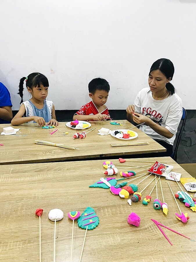 Gia đình cùng trải nghiệm nặn tò he trong chương trình Trung Thu