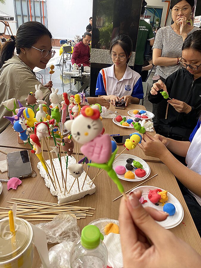 Khách tham gia trải nghiệm nặn tò he tại workshop
