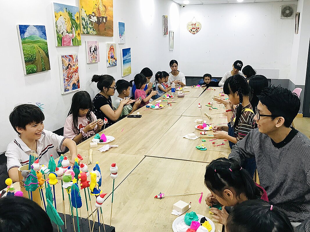 Trẻ em trải nghiệm nặn tò he trong chương trình Trung Thu
